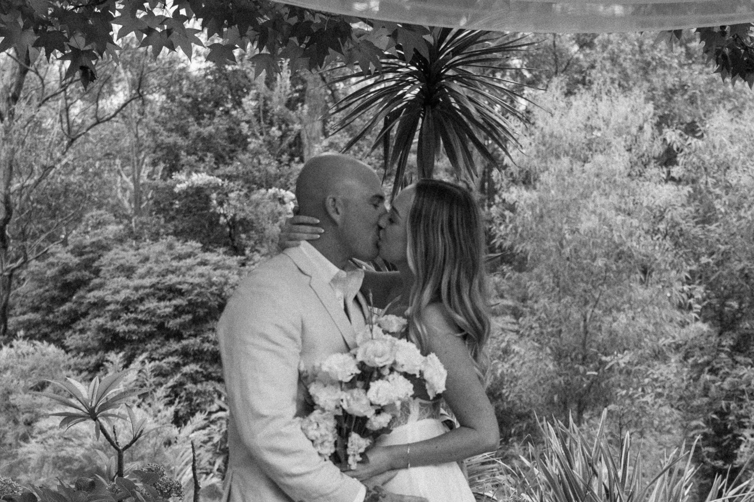 Couples first kiss after eloping in Sydney